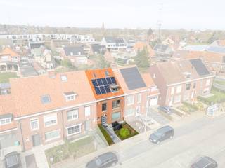 KIJKDAG ZATERDAG 28 MAART VAN 09U30-11U. BENIEUWD?  MAAK NU EEN AFSPRAAK MET MARTINE OP 0497/ 525 504.

Op de Bosmolens te Izegem, een uiterst rustige en gegeerde locatie, vinden we deze volledig instapklare woning terug. Alle voorzieningen zoals winkels, scholen en openbaar vervoer bevinden zich in de onmiddellijke nabijheid, wat zorgt voor een uitstekende bereikbaarheid.

De woning werd recent grondig gerenoveerd, waardoor je hier zonder zorgen meteen je intrek kan nemen. Ze is uitgerust met 8 zonnepanelen, centrale verwarming op gas, een conforme elektrische installatie en behaalt bovendien een gunstig EPC-label B

Via de inkomhal betreden we de woning, met toegang tot het gastentoilet, een ruime wasplaats en een droge kelder. Verder komen we in de lichtrijke en ruime leefruimte, voorzien van een gezellige gashaard en praktische inbouwkasten. Aansluitend bevindt zich de vernieuwde keuken (2024) met kookeiland en heel wat kastruimte. Dankzij de grote raampartijen geniet je op het volledige gelijkvloers van een aangenaam zicht op de tuin met terras en tuinberging, wat zorgt voor een open gevoel.

Op de 1ste verdieping bevinden zich 2 slaapkamers en 2 ingerichte gerenoveerde badkamers met toilet.
Op de 2de verdieping 2 slaapkamers en berging.

Kortom, de moeite waard om een bezoek in te plannen. Bel nu Hyboma op 051 /480 980 