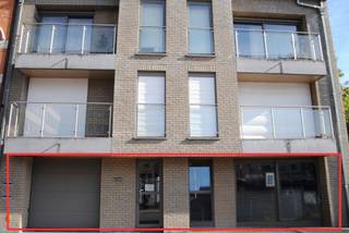 Ruim gelijkvloers appartement met 2 slaapkamers, tuin en garage in Residentie Quattro

Op zoek naar een instapklaar appartement met buitenruimte én garage? Dan is dit verzorgd gelijkvloers appartement in Residentie Quattro absoluut een bezoek waard!

Vandaag ingericht als kantoor, morgen uw nieuwe thuis. Dit ruime gelijkvloerse appartement wordt momenteel professioneel gebruikt als kantoorruimte, maar behoudt zijn residentiële bestemming en biedt alle voorzieningen om opnieuw als comfortabel woonappartement te worden ingericht. Met twee slaapkamers, een privatieve tuin en een garagebox beschikt u over alle troeven voor aangenaam wonen.
Een extra troef is de privatieve garagebox, gelegen achter het gebouw en inbegrepen in de verkoop.

Dit appartement werd opgetrokken in 2012 en biedt het comfort van aluminium schrijnwerk met hoogrendementsbeglazing, centrale verwarming op aardgas via een condensatieketel en een lift in het gebouw. Het appartement maakt deel uit van een goed onderhouden residentie op wandelafstand van winkels, openbaar vervoer en het centrum van Geraardsbergen.

Momenteel ingericht als kantoorruimte, maar juridisch vergund als woongelegenheid. Hierdoor biedt dit pand interessante mogelijkheden voor zowel particulieren als zelfstandigen. Wenst u het appartement opnieuw als woonst te gebruiken, dan dient enkel nog een badkamer te worden voorzien. Hiervoor is reeds een offerte beschikbaar. Een bestemming als kantoor of handelsruimte kan administratief aangevraagd worden bij de gemeente.

Troeven 
✔ Gelijkvloers appartement
 ✔ 2 slaapkamers
 ✔ Privatieve koer van ca. 22 m²
 ✔ Garagebox inbegrepen
 ✔ Lift aanwezig in de residentie
 ✔ Bouwjaar 2012
 ✔ Aluminium ramen met hoogrendementsbeglazing
 ✔ Condensatieketel op aardgas
 ✔ Centrale ligging nabij centrum en voorzieningen

Neem vandaag nog contact op met CasaVista Vastgoed voor meer informatie of een bezoek ter plaatse. Wij begeleiden u graag doorheen het appartement en beantwoorden met plezier al uw vragen!