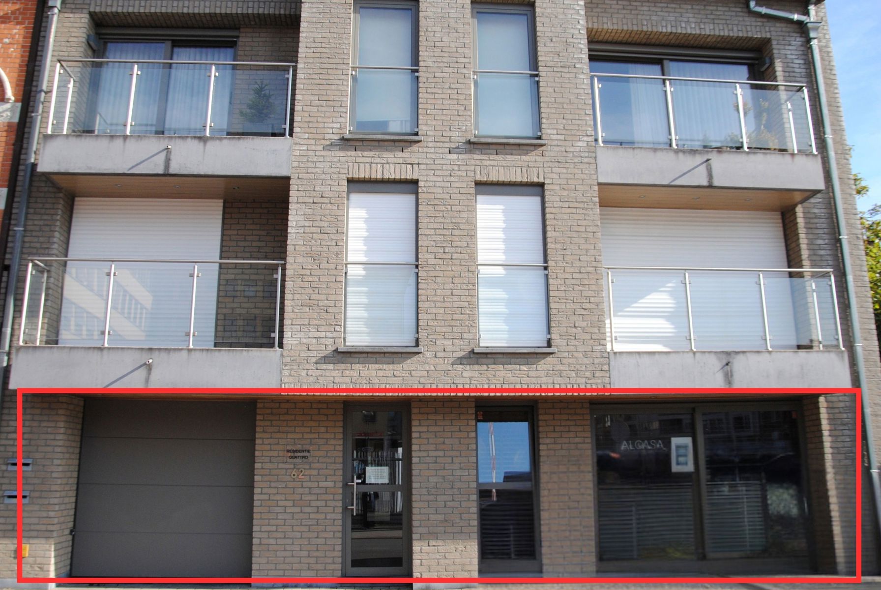 RUIM GELIJKVLOERS APPARTEMENT MET 2 SLPK, KOER EN GARAGE - foto 2