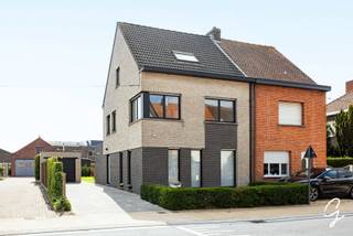 <p><strong>FOR SALE in Merelbeke</strong><span></span></p>
<p>Looking for a spacious, energy-efficient home that is ready to move into? This semi-detached house was thoroughly renovated in 2017 and further upgraded afterwards. The flat roof was renewed in 2018, while air conditioning, a water softener and a fully finished attic were added in 2019.</p>
<p>The spacious entrance hall with guest toilet leads to the modern, fully equipped open-plan kitchen with island and the bright living area. Adjacent is a practical utility room with space for a washing machine and dryer.</p>
<p>On the first floor, you will find a fully equipped bathroom with bathtub, shower and second toilet, two spacious bedrooms and a pleasant office area with plenty of natural light. The second floor offers two additional bedrooms and a separate storage room.</p>
<p>Outside, you can enjoy a south-facing garden, ideal for making the most of sunny days. Additional assets include the convenient location, generous living space, EPC energy label A, asbestos-safe status and a compliant electrical inspection, including the solar panels.</p>
<p>A well-maintained and comfortable family home that perfectly combines space, natural light and energy-efficient living.</p>
<p><strong>Guide price: €595,000</strong></p>
<p>Don’t miss this opportunity. Contact us today for more information or to schedule a viewing.<br />Contact Ruben by e-mail at <strong>ruben@cornelis-goeman.be</strong></p>