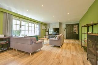 Op zoek naar een woning die nét dat tikkeltje meer mogelijkheden biedt? Deze verrassend ruime woning combineert comfortabel wonen met een interessante ruimte aan de straatzijde. Een plek die in het verleden al dienstdeed als vleeswinkel en kapsalon en zich vandaag perfect leent tot een creatieve invulling: denk aan een praktijkruimte, bureau, atelier, hobbyruimte of andere activiteit aan huis, uiteraard steeds onder voorbehoud van de nodige vergunningen. Via deze voorste ruimte kom je in de technische ruimte, gevolgd door een badkamer met ligbad en een afzonderlijk gastentoilet.<br />En dan opent de woning zich helemaal naar achteren toe. Aan de tuinzijde bevindt zich een royale woonkamer met open keuken, voorzien van een knap keukeneiland. De bijzonder lichtrijke eetruimte geniet van een mooie connectie met de tuin en vormt een heerlijke plek om dagelijks samen te komen.<br />Op de eerste verdieping bevinden zich twee volwaardige slaapkamers. Ook de zolderverdieping werd volledig ingericht en vormt een absolute meerwaarde. Hier vind je een extra kamer én een eigen badkamer met douche, toilet en wastafel. Ideaal als master bedroom, tienerkamer, logeerverdieping of rustige werkplek.<br />Aan praktische ruimte eveneens geen gebrek: zo hebben we een kelder en een handige zijberging met rechtstreekse toegang tot de tuin.<br />Een woning voor wie ruim wil wonen, maar vooral ook voor wie droomt van wonen en werken onder één dak. De ruimte aan de straatzijde geeft dit pand nét dat extra potentieel en maakt verschillende invullingen mogelijk.