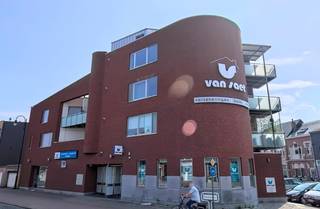 Ruim appartement op toplocatie nabij het centrum van Duffel. Het spreekt voor zich dat men alle nodige faciliteiten zoals openbaar vervoer, winkels, school... in de directe omgeving treft. Bij deze locatie heeft men geen wagen nodig en kan men alle boodschappen te voet doen. Ook de wekelijkse markt op dinsdag is om de hoek. Het appartement telt drie slaapkamers en twee badkamers. Er is een lift voorzien in het gebouw.<br /><br />Het betreffende appartement herbergt de volgende ruimtes: een inkomhal, wasplaats/berging ruime leefruimte met open keuken voorzien van alle modern comfort zoals: vaatwasser, koelkast, diepvries, spoelbak, oven, microwave, keramische kookplaat, dampkap en voldoende kastruimte. Verder zijn er drie slaapkamers, twee badkamers en twee toiletten aanwezig. Tevens is er een gezellig terras voorzien.<br /><br />De fietsenberging bevindt zich achteraan het gebouw.<br />Individuele kelderberging voorzien<br /><br />Gemeenschappelijke kost = 50 euro.<br /><br />Wens jij graag middenin het levendige centrum van Duffel te wonen? kom dan snel een kijkje nemen.<br /><br />Info &amp; afspraak:  ☎ <strong>0473/33 33 10 </strong>  ✉ <strong>geoffry@wijns.be</strong>