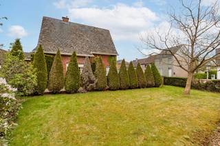 <br />Welkom in de Kortenbosstraat 67 in Wetteren, waar rust en ruimte centraal staan. Deze woning is gelegen op een breed perceel van 851 m² en biedt een bewoonbare oppervlakte van 130 m², ideaal voor wie op zoek is naar een woning met potentieel en een aangename buitenomgeving.<br /><br />Via de inkomhal betreedt u de woning, die beschikt over een lichtrijke leefruimte en een praktische indeling. De woning omvat drie volwaardige slaapkamers, een badkamer en een apart toilet. Daarnaast is er een kelder aanwezig, ideaal voor extra opslagruimte.<br /><br />Buiten geniet u van een bijzonder grote en goed onderhouden tuin van ca. 550 m², waar u de hele dag door van de zon kan genieten. De tuin beschikt over een garage, tuinberging en een regenput met grondwater, wat bijdraagt aan het gebruiksgemak.<br /><br />De woning wordt verwarmd met een aardgaskachel. Houd er rekening mee dat de elektriciteit niet conform is en het EPC-label F bedraagt. Dit biedt echter opportuniteiten voor renovatie (mooie premies van de overheid) en het volledig naar eigen smaak inrichten van de woning. <br /><br />Kortom, een interessante eigendom voor wie ruimte, een groot perceel en renovatiemogelijkheden weet te appreciëren.<br /><br />Maak snel uw afspraak via 0471 65 25 34 of via info@vicusvastgoed.be