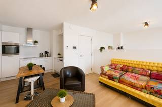 <p><strong>BRUSSEL – In de Tour &amp; Taxis-wijk en in de directe nabijheid van winkels en openbaar vervoer, in het recente "Canal Wharf", appartement met slaaphoek van ±53m² bewoonbare oppervlakte gelegen op de 4e verdieping. Het appartement bestaat uit een inkomhal met aansluiting voor een wasmachine, een lichte woonkamer van ±16,5m² met toegang tot een aangenaam terras van ±5,5m², een open ingerichte keuken (oven, kookplaat, dampkap, koelkast/vriezer, vaatwasser), een mooie slaaphoek van ±11m² en een douchekamer (douche, wastafel, toilet). Provisie voor lasten van € 110/maand (warm water, verwarming, gemeenschappelijke delen). EPC B! Beschikbaar vanaf 01/11/2026. Afmetingen worden ter indicatie gegeven.</strong></p>
<p> </p>
<p><u>Op de 4<sup>e</sup> verdieping:</u></p>
<ul>
<li>Inkomhal met aansluiting voor wasmachine</li>
<li>Woonkamer van ±16,5m² (4,25 x 3,91) met toegang tot terras van ±5,5m²</li>
<li>Open ingerichte keuken (oven, kookplaat, dampkap, koelkast/vriezer, vaatwasser)</li>
<li>Slaaphoek van ±11m² (2,82 x 3,91)</li>
<li>Douchekamer (douche, wastafel, toilet)</li>
</ul>