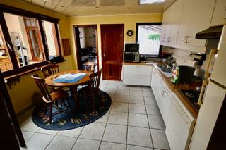Leuke woning met 2 slaapkamers.<br />Indeling : Inkomhal , woonkamer , keuken , kelder , badkamer .<br />Verdiep : 2 slaapkamers .<br /><br />Carport naast de woning + tuinberging .<br />De tuin is eveneens bereikbaar via de achtergelegen straat . <br /><br />Attesten te downloaden op onze website.<br />Renovatieverplichting van toepassing. <br /><br /><br /> 
