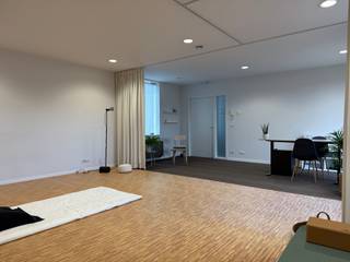 Deze <strong>kantoorruimte van ca. 50 m² </strong>biedt een <strong>flexibele werkomgeving</strong> <strong>binnen een coworkinghub.</strong><br />De open indeling laat <strong>diverse invullingen</strong> toe en vormt de <strong>ideale uitvalsbasis voor ondernemers</strong> die waarde hechten aan <strong>flexibiliteit</strong> en een <strong>verzorgde werkomgeving</strong>. <br />Verder is er een <strong>kitchenette en sanitaire voorziening</strong>, te delen met één ander kantoor op dezelfde verdieping. <br /><br /><strong>Er is een mogelijkheid om bijkomende stockage-/archiefruimte in de kelder bij te huren.</strong><br /><br /><u><strong>Kosten:</strong></u><br /><strong>Gemeenschappelijke kosten</strong>: forfait van €50/maand, inclusief gas- en waterverbruik en onderhoud van de gemene delen. Fiber <strong>Internet</strong>: €22/maand.<br /><strong>Onroerende voorheffing</strong>: ca. €410/jaar ten laste van de huurder.