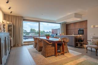 <strong>Luxueus, duplex, nieuwbouwappartement met 3 slaapkamers, 2 badkamers, kelderberging, ruim terras en dubbele garage te Merksplas.</strong><br /><span>Centraal en rustig gelegen nabij het centrum van Merksplas.</span><br /><span>EPC: 14 kWh/m² | Beschikbaar: 01/03/2026 | Gemeenschappelijke kosten inbegrepen</span><br /><br /><strong>Interesse? <br /></strong><span>Vraag een bezoek aan via: https://dilegno.mijnhuurprofiel.be/property/fda0d889-b71c-4e06-b667-280cbf812805<br /></span><br /><strong>Omschrijving</strong><br /><span>Dit appartement bevindt zich op de eerste en tweede verdieping, links van het gebouw.</span><br /><span>We betreden het appartement via de inkomhal, deze werd voorzien van een ingebouwde vestiairekast.</span><br /><span>Hier vinden we aan de linkerzijde meteen de eerste slaapkamer met daarnaast de eerste badkamer, voorzien van wastafel, toilet en douche (met wandverwarming!).</span><br /><span>Aan de rechterzijde betreden we de ruime woonkamer met toegang tot het zuidgerichte terras en de open keuken. De keuken is uitgerust met koelkast, oven, vaatwasser, inductie-kookplaat, dubbele wastafel en zeer veel bergruimte. Aanpalend werd de berging voorzien, met voorzieningen voor wasmachine en droogkast.</span><br /><br /><span>Via de trap in de inkomhal komen we op de verdieping, met hier nog een extra toilet, 2 slaapkamers, een ruime badkamer met ligbad en inloopdouche (met wandverwarming) en wastafel.</span><br /><br /><span>Achteraan het gebouw is er een dubbele garage, inbegrepen in de huurprijs.</span><br /><span>In de kelder is er ook nog een ruime berging voorzien.</span><br /><br /><strong>Extra</strong><span>:</span><br /><span>- Wandverwarming in de badkamer</span><br /><span>- Vestiairekasten ingebouwd</span><br /><span>- 12 zonnepanelen voorzien (3.600W)</span><br /><span>- Ventilatie type C+</span>