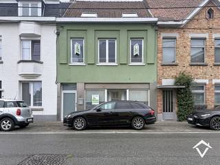 Deze woning is gelegen op een uiterst centrale ligging met een vlotte verbinding naar het stadscentrum, Rumbeke, vele voedingszaken etc. <br /><br />De indeling is als volgt: inkomhal - 2 aanpalende aparte badkamers - apart toilet - zij-ingang voor het eventueel plaatsen van fietsen - living - uitgeruste keuken met eiland - wasberging. <br />Verdiep 1: nachthal - 3 volwaardige slaapkamers. <br />Verdiep 2: nachthal - 2 slaapkamers - apart toilet met lavabo. <br /><br />Er is GEEN tuin of terras aanwezig. <br /><br />Troeven: <br />- Gunstig EPC<br />- Zonnepanelen aanwezig<br />- Centrale verwarming op aardgas<br /><br />Maximum voor 7 personen, zowel voor bewoning als domiciliëring.<br /><br />Bij interesse, gelieve enkel en alleen te reageren via het contactformulier. Wij contacteren u terug van zodra een bezoek mogelijk is.