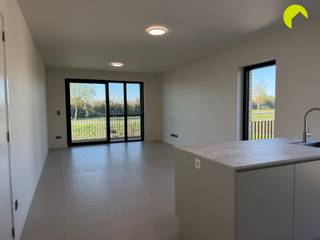 <p><span>Dans cet appartement aux finitions soignées, vous profiterez d'un cadre de vie moderne, de matériaux de qualité et d'une grande luminosité. L'appartement allie un agencement pratique à un confort de vie contemporain et dispose en outre de pas moins de deux terrasses.</span></p><p><span>Il est équipé d'un chauffage au sol et, grâce au système de ventilation de classe D, vous bénéficierez d'un climat intérieur agréable. Au niveau -1 se trouvent une place de parking privative avec possibilité de recharge électrique, ainsi qu'un débarras supplémentaire. Des locaux à vélos communs sont également disponibles.</span></p><p><span>Agencement :</span></p><p><span>Au rez-de-chaussée se trouve un débarras privatif. L'ascenseur nous conduit au deuxième étage, où l'on pénètre dans l'appartement par le hall d'entrée. Ce hall d'entrée donne accès à toutes les pièces et offre en outre la possibilité d'aménager un vestiaire pratique.</span></p><p><span>Le spacieux espace de vie avec cuisine ouverte constitue le cur de lappartement. La cuisine bénéficie de finitions de qualité et dispose dun bel îlot de cuisine ainsi que de tous les appareils nécessaires. Grâce à ses grandes baies vitrées, cette pièce bénéficie dune lumière naturelle particulièrement abondante.</span></p><p><span>Depuis le salon, on accède à la terrasse à l'avant, équipée d'un éclairage et d'un branchement électrique. On accède également à une deuxième terrasse sur le côté de l'appartement. Depuis le salon, on accède au local technique.</span></p><p><span>De retour dans le hall d'entrée, on trouve deux chambres, dont l'une donne accès à la terrasse. Les deux chambres ont une superficie d'environ 13,6 m².</span></p><p><span>L'appartement dispose également d'une salle de bains avec double lavabo et d'une spacieuse douche à l'italienne. Il y a également des toilettes séparées.</span></p><p><span>Au niveau -1 se trouve la place de parking privative, avec possibilité de recharger un véhicule électrique. L'appartement dispose en outre de deux débarras privatifs.</span></p><p><span>Informations utiles :</span></p><p><span>·PEB en cours de demande, niveau E : 28</span></p><p><span>·Caution locative : 3 mois</span></p><p><span>·État des lieux : 225 par partie</span></p><p><span>·Charges communes : 80/mois (entretien des parties communes, ascenseur et minuterie)</span></p><p><span>·Place de parking : 75/mois</span></p><p><span>·Disponible immédiatement</span></p><p><span> </span></p><p><span>Prenez rendez-vous EN LIGNE dès maintenant. Rendez-vous sur la page du bien concerné sur notre site web www.habicom.be et cliquez sur le bouton rose « PRENDRE RENDEZ-VOUS ».</span></p><p><span>Choisissez le moment qui vous convient le mieux, remplissez les coordonnées demandées, puis cliquez sur « Envoyer » pour confirmer.</span></p><p><span>Vous souhaitez connaître la valeur de votre logement ? Vérifiez-la gratuitement sur www.watismijnhuiswaard.be</span></p><p><span> </span></p>