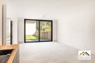 Deze volledige gerenoveerde woning met zonnepanelen is een perfecte buitenkans voor wie op zoek is naar een instapklare moderne woning, voorzien van alle moderne wooncomfort. De zwartmetalen voordeur zet meteen de trend : ze brengt je tot in een ruime inkomhal en een handige opbergruimte (met aansluitingen voor wasmachine). Via een tweede zwartmetalen glasdeur kom je tot in de zeer lichtrijke en volumineuze leefruimte met open keuken. Het aangename gevoel wordt gecreëerd door de combinatie van veel lichtinval en een verhoogd plafond. De keuken is uitgerust met alle moderne kookcomfort, en de tuin en het terras worden door het grote schuifraam ook visueel mooi met de living verbonden. Op de eerste verdieping vinden we een eerste heel ruime slaapkamer terug, net als een heel stijlvolle badkamer met zowel riante inloopdouche als ligbad. De verdieping erboven herbergt de twee volgende slaapkamers, en daarbovenop is er op de zolderverdieping nog ruimte voor een vierde slaapkamer. De tuin is volledig afgesloten, inclusief een stijlvol automatisch metalen poort. Het pand is zeer vlot bereikbaar, en gelegen op fietsafstand van het centrum van Gent. Op de oprit is er plaats voor meerdere wagens. Bezoekdag: 18/07: Inschrijven via mail naar tommy@immo-home.be, geen telefonische inschrijvingen! Volg ons op Fb en Insta. Voor meer info: www.immo-home.be. GRATIS SCHATTING & GRATIS FINANCIEEL ADVIES