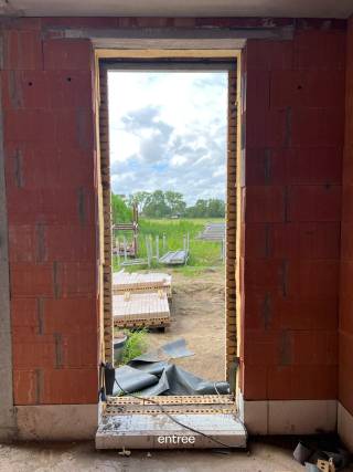 De werken zijn aangevat van deze volumineuze woningen met vergezichten.<br /><br />6% BTW is mogelijk!<br /><br />Alle hedendaags comfort is voorzien, zoals: warmtepomp, vloerverwarming, zonnepanelen,....<br />Door al deze ingrepen, heeft u hier een BEN-woning (Bijna Energie Neutraal).<br />BEN-woning = fiscaal voordeel EN energie zuinig!!<br /><br />Een ongelofelijke troef: De zolderverdieping is te bereiken via een vaste trap. Werkt men deze ruimte af, dan heeft men een super grote polyvalente ruimte ofte bijkomende slaapkamer/dressing.<br /><br />Door de goede inplanting tov. het perceel en de hieraan gekoppelde tijdloze stijl van woning, beschikt men over een mooie voor- en achtertuin (met de middag- en ondergaande zon), maw. je woont rustig en hedendaags, in een groene omgeving.<br /><br />Wat je dagelijks nodig hebt, vind je in je buurt.<br /><br />De vlotte bereikbaarheid tov. de E17 (slechts 3 minuten naar de oprit in De Nazerth/Deinze) en het treinstation van Eke-Nazareth (3,5 km) zijn een ongelofelijke troef voor pendelaars!<br />Op 20 minuten sta je in centrum Gent.<br /><br />Deze woning is in opbouw, doch heeft u nog de keuze om uw eigen stempel te drukken op de afwerking.<br /><br />Bij interesse, bel of mail Pieterjan op 0472 80 20 65 of pw@entree.be<br />