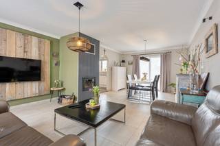 Op zoek naar een gezellige en praktisch ingedeelde woning op een rustige, maar toch centrale locatie? Dan is deze charmante gezinswoning...