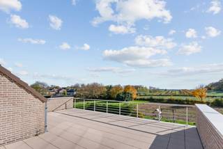 Instapklaar duplex appartement met garage en royaal terras in het landelijke Heukelom. Hier woon je in een groene aangename omgeving, waar rust...