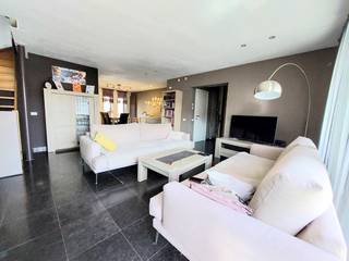 Boven de brillenwinkel ‘Brilpunt’ in de Gistelsesteenweg te Sint-Andries vindt u dit heel ruime appartement (verdeeld over 3 verdiepingen) met...