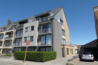 Ruime goed gelegen carport in een residentiële buurt aan het ziekenhuis van Blankenberge.  Gelegen aan de achterzijde van een recent...