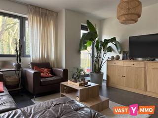 Appartement op de eerste verdieping (geen lift), gelegen in een modern en rustig gebouw in één van de mooiste straten van Gooreind. Winkels...