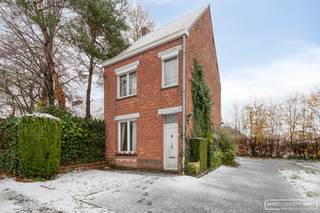 Deze woning ligt tussen de Anzegemseweg en de Industrielaan. Je komt tot aan deze woning via een automatische poort met oprit tot aan het perceel van 1014 m² en bevindt zich op een rustige ligging met vlotte bereikbaarheid naar de oprit van Waregem. De woning heeft een lange inkomhal, met living en eetruimte, keuken, veranda, 3 slaapkamers op het eerste verdiep en een vaste trap naar de zolder. Naast de woning is er een opslagruimte of tuinhuis.<br /><br />Wens je de woning volledig af te breken kan er een alleenstaande woning op gebouwd worden met als nevenbestemmingen: kantoorfunctie, dienstverlening, vrije beroepen en handel mits de woonfunctie blijft behouden als hoofdfunctie en de complementaire functie een geringere oppervlakte beslaat dan de woonfunctie. Meer informatie omtrent de bouwvoorschriften of een bezoek ter plaatse kan je vragen via sarah@maesconceptimmo.be.