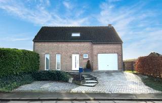 SOUS OPTION Deux Acren, dans un environnement calme et apprécié, une très jolie villa récente (2005) sur un terrain de parfaite dimension (8,6...