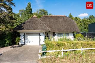 Deze karaktervolle woning combineert authentieke charme en een groene achtertuin. Het biedt een unieke kans voor wie op zoek is naar een renovatieproject met veel potentieel. Het opvallende strooien dak geeft het pand meteen een karaktervolle uitstraling.<br /><br />De woning beschikt over een ruime leefruimte en een aparte keuken op het gelijkvloers, aangevuld met een apart stooklokaal. Ook is er op het gelijkvloers reeds een slaapkamer voorzien, terwijl er boven nog twee bijkomende slaapkamers te vinden zijn.<br /><br />Praktisch is er een inpandige garage, en voor wie graag buiten vertoeft biedt de mooie tuin, grenzend aan de zandbergen, een rustige en groene omgeving om van te genieten.<br />Een belangrijke troef: het dak werd in 2016 nog volledig vernieuwd, wat voor extra gemoedsrust zorgt bij de verdere renovatie van de rest van de woning.<br />Kortom, een pand met karakter, een unieke ligging en heel wat mogelijkheden om er iets moois van te maken.<br /><br />Contacteer Top Vastgoed voor een bezoek op 0475 700 700.