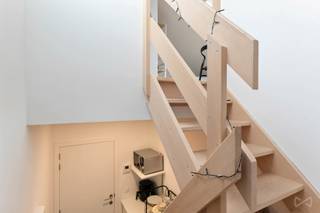 Op zoek naar een kwalitatieve studentenkamer op een absolute toplocatie? Deze kamer van 32 m² bevindt zich op de bovenste verdieping van Residentie Maravil, een exclusieve studentenresidentie in het bruisende centrum van Leuven.<br /><br /><span>Troeven van de residentie:</span><br /><strong>✔️ Uitstekende ligging</strong> – Gelegen in de Diestsestraat, de mooiste winkelstraat van Leuven, met tal van leuke boetiekjes, hippe eetadresjes en gezellige koffiebars. Bovendien ligt de residentie op slechts 550 meter van de KUL en in een autovrije straat met vlotte toegang tot het openbaar vervoer.<br />✔️<strong> Uniek karakter</strong> – De residentie combineert historisch erfgoed met een moderne en kwalitatieve afwerking.<br />✔️ <strong>Gemeenschappelijke faciliteiten </strong>– Een volledig ingerichte keuken en een prachtige daktuin waar studenten kunnen ontspannen en samenkomen.<br /><br />Deze studentenkamer biedt het comfort van een studio binnen een professioneel beheerde residentie.<br /><br />Interesse? Contacteer ons vandaag nog voor meer informatie of een bezichtiging!