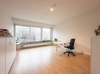 <p><span>Praktijk/kantoor ruimte op een gegeerde locatie</span></p><p><span> </span></p><p><span>OMGEVING</span></p><p><span>Gelegen op de gegeerde Britselei 28, bevindt deze unit zich op een uitstekende en centrale locatie in Antwerpen. De Britselei staat bekend om haar statige uitstraling en vlotte bereikbaarheid. Winkels, horeca, openbaar vervoer en belangrijke invalswegen bevinden zich op wandelafstand. Een ideale ligging voor wie centraal wil wonen of werken in de stad.</span></p><p><span> </span></p><p><span> </span></p><p><span>INDELING</span></p><p><span>Deze ruimte van ca. 55 m² wordt gebruikt als praktijkruimte en biedt vandaag tal van mogelijkheden. Via de inkomhal bereikt u het apart gastentoilet en een wachtruimte. De keuken is deels geïnstalleerd en geeft toegang tot de eerste praktijk/kantoorruimte van ca. 11m.</span></p><p><span> </span></p><p><span>Aansluitend komt u in de tweede praktijk/kantoorruimte, die geniet van mooi lichtinval dankzij de grote raampartijen, wat zorgt voor een open en helder gevoel. </span></p><p><span> </span></p><p><span>Maandelijkse lasten bedragen 225€: waterverbruik en verwarming voor het appartement, blokpolis, syndicus, onderhoud, reservefonds,...</span></p><p><span> </span></p><p><span>BIJZONDERHEDEN</span></p><p><span>- Elektriciteit conform</span></p><p><span>- Veel potentieel na renovatie</span></p><p><span>- Interessant als praktijk/kantoor of investering</span></p><p><span> </span></p>