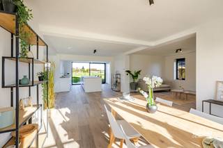 Gelegen nabij het centrum van Zevergem treffen we deze instapklare, volledig gerenoveerde woning aan.
De woning heeft de volgende indeling: inkomhal met vestiaire, ruime lichtrijke leefruimte met volledig ingerichte keuken en eetplaats, apart gastentoilet, een wasplaats en een berging.
Op de eerste verdieping zijn er drie ruime slaapkamers en een badkamer met dubbele lavabo, ligbad, inloopdouche en toilet.
Verder is er nog een ruime zolder voor extra berging en een zeer ruime aparte garage.
Buiten is er een aangelegde oprit/terras en tuin.
Troeven: volwaardige slaapkamers, lichtrijk, bereikbaarheid, instapklaar (EPC B),...
Renovatieverplichting: neen.
Voor meer informatie of een bezoek kan u terecht bij Sander Dejonghe via sander@vastgoeddejonghe.be, Evy Dhondt via evy@vastgoeddejonghe.be of Inias Leten, Inias@vastgoeddejonghe.be
Alle dossierstukken kan u downloaden op onze website: www.vastgoeddejonghe.be