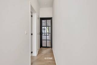 Deze mooi gerenoveerde woning in Gent combineert comfort met een moderne uitstraling. Het huis beschikt over vier ruime kamers die flexibel kunnen worden ingericht, ideaal voor gezinnen of thuiswerkers. De lichte en ruime badkamer is prachtig afgewerkt, wat zorgt voor een ontspannen sfeer.<br /><br />De volledig ingerichte keuken vormt het hart van het huis, perfect voor kookliefhebbers en gezellige diners met familie en vrienden. Verder beschikt de woning over een charmante tuin, een fijne buitenruimte om te ontspannen of te tuinieren.<br /><br />Daarnaast is de woning uitgerust met zonnepanelen, wat bijdraagt aan een lage energiekost en een duurzame levensstijl. De locatie is uitstekend: op fietsafstand van het bruisende centrum van Gent en vlakbij diverse winkels, scholen en gezellige restaurantjes. Zo geniet u van het beste van beide werelden: rust en bereikbaarheid. Voor afspraken bel Alain 0475/514-663 of via mail adj@entree.be