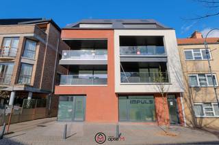 Welkom in residentie 't Streutje, een kleinschalig nieuwbouwproject met 4 appartementen en een handelspand, gelegen in het centrum van Diepenbeek – recht tegenover het gemeentehuis en het bruisende Marktplein. Geniet van rust en comfort, met winkels, horeca en voorzieningen op wandelafstand. <br />Dit project komt in aanmerking voor verkoop onder 6% BTW (onder voorwaarden).<br /><br />Dit appartement op de tweede verdieping biedt alles wat je zoekt:
<ul>
	<li>Een inkomhal met gastentoilet</li>
	<li>Een ruime woonkamer met toegang tot het ruim en zonnig terras</li>
	<li>Een open keuken met aangrenzende berging</li>
	<li>Drie volwaardige slaapkamers</li>
	<li>Twee badkamers, waarvan één met ligbad en toilet</li>
</ul>
Dit BEN-appartement (max. E-peil 30) beschikt over:

<ul>
	<li>Vloerverwarming</li>
	<li>Ventilatiesysteem D</li>
	<li><span>Privé zonnepanelen</span></li>
</ul>
<span>Door dit E-peil krijg je een fiscaal voordeel van 50% korting op de onroerende voorheffing in de eerste vijf jaar. </span><br /><br />Extra toeven:
<ul>
	<li>Privé parkeerplaats achter het gebouw</li>
	<li>Eigen buitenberging</li>
	<li>Uitstekende ligging in hartje Diepenbeek</li>
</ul>
Interesse? Bel ons op 011 23 11 01 of mail naar info@optie-m.be voor een bezoek ter plaatse.<br />(VG - GVV - WG - GMO - GVKR - GVKR)