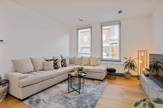 Deze gezellige tussenwoning bestaat op het gelijkvloers uit een inkom met ingemaakte kasten, gastentoilet, woonkamer met een lichtrijke open keuken. <br />Aansluitend aan de keuken kunnen we de berging terugvinden, de berging is voorzien van een wasmachineaansluiting. <br />De open keuken is volledig geïnstalleerd en voorzien van een koelkast, diepvries, oven, gasfornuis, dampkap, vaatwasmachine en een spoeltafel. <br /><br />Het eerste verdiep bestaat uit de nachthal met ingemaakte kasten, badkamer en twee slaapkamers. Via de grootse slaapkamer hebben we toegang tot de zolderberging.<br />De badkamer bestaat uit een ligbad en een badkamermeubel.   <br /><br />Deze woning staat op een perceel van 154 m² en geniet van een gezellige stadstuin. De stadstuin is volledig omheind, voorzien van een terras en afgewerkt met kunstgras. Verder is de tuin voorzien van twee buitenbergingen. <br />De woning wordt verwarmd aan de hand van centrale verwarming op aardgas, aan de voorgevel is er een laadpaal bevestigd. <br /><br /><strong>Beschikbaar vanaf 1 oktober 2026! </strong><br /><br />De woning is gelegen in het centrum van Roeselare, vlakbij cultuurcentrum De Spil.<br />De markt van Roeselare ligt op wandelafstand van de woning.<br />Verder hebben we in de dichte omgeving scholen, winkels, bakkerij, slagerij, kapper, horeca, krantenwinkel, …<br />De rijksweg, E403 en het station van Roeselare zijn ook zeer vlot bereikbaar. <br /><br /><u>Wenst u graag een bezoek aan deze leuke woning? </u><br />Surf naar <u>www.dicasa.be</u>, open de pagina van deze woning en vul via de knop 'Bezoek aanvragen' een kort profiel in.<br />Vervolgens nemen wij contact met u op om een bezoek in te plannen. Telefonisch kunnen geen afspraken worden gemaakt.