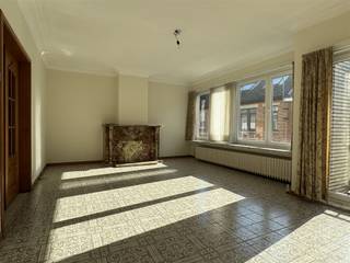 Ce bel appartement, situé au centre de la ville, se trouve au premier étage (sans ascenseur) et comprend un hall d'entrée spacieux avec des...