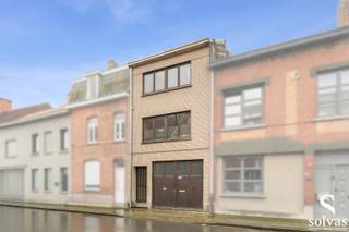 Ontdek deze verrassend ruime bel-etage met een bewoonbare oppervlakte van maar liefst 249 m² – ideaal voor wie ruimte en mogelijkheden zoekt!<br /><br />Op het gelijkvloers bevindt zich een bijzonder ruime garage, perfect voor de hobbyist, zelfstandige of wie extra opslagruimte wenst.<br /><br />De eerste verdieping biedt een lichtrijke en royale leefruimte met een open keuken, die naadloos aansluit op het zonnige, zuidwestgerichte terras van 38 m² – dé plek om te genieten van lange zomeravonden. Verder is er op deze verdieping nog een badkamer aanwezig.<br /><br />Op de tweede verdieping vindt u twee volwaardige slaapkamers en een apart toilet. De zolderverdieping, bereikbaar via een vaste trap, biedt een extra kamer die tal van mogelijkheden biedt (slaapkamer, bureau, hobbyruimte…).<br /><br />De tuin vormt een oase van rust waar u ten volle kan genieten van de middag- en avondzon.<br /><br />Interesse in deze veelzijdige woning met tal van troeven? Neem snel contact op met Laurens via laurens@solvas.be of 0498 04 56 21 en plan uw bezoek!