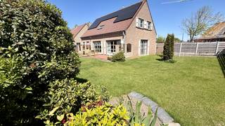 Charmante instapklare villa in rustige woonwijk, op wandelafstand van centrum & kustWelkom in deze alleenstaande, instapklare villa, gelegen in een...