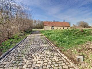 Te renoveren hoeve op een uitgestrekt perceel van 2 ha 82 ca, waarvan 1 ha 40 ca rond de hoeve en 1 ha 42 ca aan de overkant. Deze ruime en...