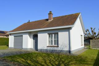 Op zoek naar een thuis waar rust, ruimte en een uitstekende ligging hand in hand gaan? Dan is deze charmante woning in een residentiële en bijzonder kindvriendelijke buurt in Aalbeke zeker een bezoek waard!<br />Bovendien bevindt u zich op korte afstand van winkels, scholen, openbaar vervoer en andere dagelijkse voorzieningen.<br /><br />Indeling als volgt:<br />Bij het betreden van de woning wordt u verwelkomd in een zeer uitnodigende inkomhal, die meteen de warme en verzorgde sfeer van de woning weergeeft.<br />Van hieruit komt u in de gezellige zithoek, die naadloos overgaat in een lichtrijke eetplaats.<br /><br />De praktisch ingerichte keuken vormt het hart van de woning en is uitgerust met de nodige toestellen en voldoende werk- en bergruimte. Dankzij de doordachte indeling kookt u hier in alle comfort, terwijl u in contact blijft met het dagelijkse leven in huis.<br /><br />De woning telt 3 volwaardige slaapkamers, waardoor ze perfect geschikt is voor gezinnen.<br />Verder vindt u op het gelijkvloers een apart gastentoilet en een verzorgde badkamer met douche en een dubbel lavabomeubel.<br /><br />Buiten wordt u verrast door een sfeervol aangelegde tuin waar rust en gezelligheid centraal staan. De vijver zorgt voor een charmant en rustgevend accent, terwijl het aangelegde terras de perfecte plek vormt voor lange zomeravonden, een gezellige barbecue of een rustig koffiemoment in de zon.<br />De praktische tuinberging biedt extra plaats voor tuinmateriaal en fietsen.<br /><br />Ook op vlak van parkeren en bergruimte heeft deze woning heel wat te bieden. Zo is er een inpandige garage met geïntegreerde wasplaats, een dubbele oprit én langs de zijkant van de woning een afgesloten carport.<br /><br />Kortom, een bezoekje waard!<br />EXTRA TROEVEN: zonnepanelen mét certificaten, CV op aardgas, 2 regenputten, ...<br /><br />Onze ref. DEV4953