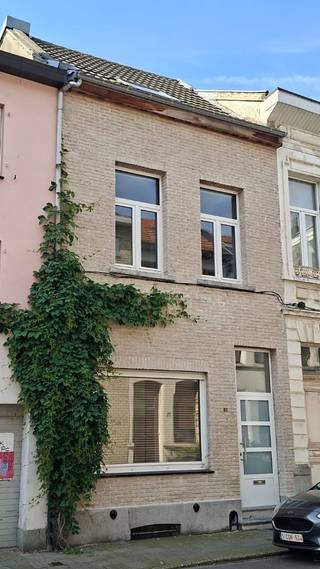 ** IN OPTIE **<br /><br />Dit instapklare herenhuis is gelegen in de bruisende wijk Borgerhout, vlak bij het Moorkensplein, Zurenborg en het Centraal Station.<br /><br />Bij binnenkomst kom je terecht in een lichte inkomhal met een mooie gietvloer die naadloos doorloopt naar de keuken. De recent vernieuwde keuken is volledig geïnstalleerd en biedt alle hedendaagse comfort. Achteraan bevinden zich nog een apart toilet en een praktische wasruimte.<br /><br />Verder vind je op het gelijkvloers een lichtrijke leefruimte met een warme houten vloer. Aansluitend geniet je van een aangename, zuidgericht buitenruimte (10 m²).<br /><br />Op de tussenverdieping bevindt zich een bijzonder ruime badkamer, uitgerust met een ligbad, inloopdouche, toilet en lavabomeubel.<br />De eerste verdieping telt twee volwaardige slaapkamers. Op de tweede verdieping bevindt zich een zeer ruime polyvalente ruimte, die perfect op te delen is in twee extra kamers indien gewenst. Deze verdieping is bovendien voorzien van airconditioning.<br /><br />Tot slot beschikt de woning over een grote, droge kelder die zich onder het volledige huis uitstrekt.<br /><br />Optioneel is er een autostaanplaats te huur voor €100/maand.