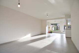 Deze woning is gelegen in Wevelgem nabij winkels, scholen en openbaar vervoer en belangrijke invalswegen. Bovendien is er voldoende...