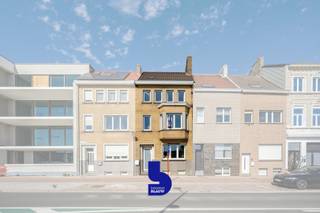 Welkom in deze ruime familliewoning met tal van opties.<br />Het huis ligt op de grens van Oostende en Bredene.<br />Dicht bij winkels en slechts enkele stappen van de Spuikom waar het steeds aangenaam wandelen is.<br /><br />En dan moeten we nog beginnen aan de mogelijkheden van het huis zelf.<br />We beginnen op de gelijkvloers met een inkomhal, woon- en eetkamer met keuken, WC, berging en wasruimte. Vanuit de leefruimte hebben we langs de ene kant zicht op water en langs de andere kant een terras met zicht op de gezellige tuin.<br /><br />Op de eerste verdieping vinden we de masterbedroom met aparte dressing. Hier ontwaak je met opnieuw het aangename zicht op water. Verder heb je nog een ruime slaapkamer en badkamer.<br />Daarna gaan we naar de tweede verdieping waar we via de allée toegang hebben tot nog 2 slaapkamers en de ruime zolder.<br /><br />Voor wie dit nog niet genoeg is, hebben we nog een kelder die volledig bewoonbaar is gemaakt tot een multifunctionele ruimte. <br />De kelder is momenteel ingericht als een ruime studio met badkamer, keuken, berging, slaapkamer en toegang tot de  gezellige tuin.<br />Ideaal als bureau voor een zelfstandige of om te gebruiken voor seizoensverhuur.<br /><br />Al deze troeven koppelen we aan een gunstig EPC 'B' label en conforme elektriciteit.