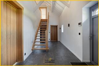 Immo Van Middelem verkoopt deze karaktervolle, gerenoveerde hoeve op een groot perceel van +/- 90are82ca, met atelier en prachtige tuin met...