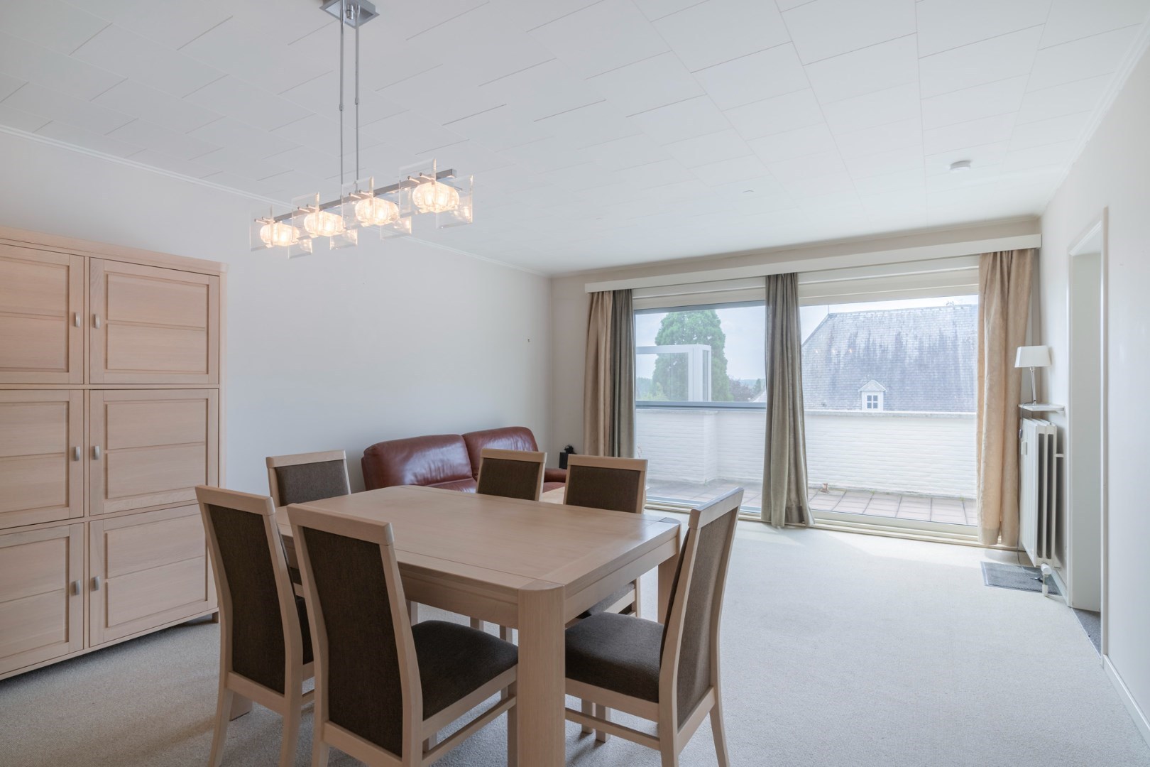 Ruim appartement op de 3° verdieping in hartje Hoeselt, met 3 slaapkamers, garage en prachtig terras met panoramisch uitzicht. - foto 4