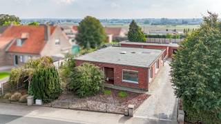 Welkom in de Bergenstraat 59, een te renoveren gelijkvloerse woning met drie slaapkamers, gezellige tuin, garage en een groot bijgebouw. Deze...