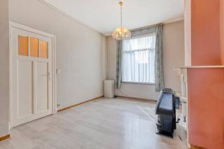 Op zoek naar een veelzijdig renovatieproject op een centrale locatie in Assebroek? Deze te renoveren woning in de Cesar Gezellestraat biedt de ideale basis om uw eigen woonwensen volledig vorm te geven. Met de Brugse binnenstad op een boogscheut en alle praktische voorzieningen zoals winkels, scholen, sportfaciliteiten en openbaar vervoer vlak bij de deur, combineert deze plek ongekende mogelijkheden met een uiterst gunstige ligging.<br /><br />Binnenshuis verrast het pand door de royale ruimte. Momenteel telt de woning drie volwaardige slaapkamers, wat volop opties biedt voor een gezin, logeerkamer of thuiswerkplek. Een grote troef is bovendien de zolderverdieping die reeds toegankelijk is via een vaste trap, waardoor u hier een vierde slaapkamer kunt creëren. Achteraan het perceel bevindt zich een gezellige stadstuin tussen het groen met veel privacy. <br /><br />Indeling: <br />Gelijkvloers: <br />- Inkomhal<br />- Leefruimte<br />- Keuken <br />- Badkamer <br /><br />1ste verdieping: <br />- Slaapkamer 1 (12 m²) <br />- Slaapkamer 2 (11 m²) <br />- Slaapkamer 3 (17 m²) <br /><br />2de verdieping: <br />- Zolderverdieping toegankelijk via vaste trap (mogelijkheid tot extra kamer) (23 m²) <br /><br />Dit pand is onderworpen aan de renovatieverplichting van de Vlaamse overheid voor residentiële gebouwen (behoudens bij sloop binnen 5 jaar na de aankoop). Consulteer voor meer informatie de website van het Vlaams Energie- en Klimaatagentschap via https://www.vlaanderen.be/een-woning-kopen/renovatieverplichting-voor-residentiele-gebouwen<br /><br />Bestuursmaatregelen in het maatregelenregister: nee