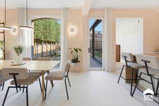 <p><strong>Vastgoedtopper te koop: karaktervolle tot in de puntjes gerenoveerde herenwoning met 4 slpk (5e mogl) in het centrum van Ieper</strong></p>

<p>Deze statige woning combineert authentieke charme met moderne hoogwaardige afwerking. De centrale ligging maakt dagelijkse voorzieningen en openbaar vervoer makkelijk bereikbaar, ideaal voor gezinnen of wie comfortabel wil wonen in een residentiële omgeving.</p>

<p> </p>

<p>Indeling:<br />• Inkomhal met <strong>bergruimte </strong>(ideaal voor <u>fietsen</u>), apart toilet en toegang tot de <strong>droge kelder</strong><br />• Leefruimte met veel natuurlijk lichtinval, ruimte voor zithoek, eethoek en bureau / speelhoek<br />• Volledig uitgeruste keuken met toegang tot de berging<br />• Twee slaapkamers op de eerste verdieping.<br />• Badkamer met inloopdouche, bad en lavabomeubel alsook <strong>ingemaakte kasten</strong> voor wasmachine en droogkast<br />• Tweede verdieping: polyvalente ruimte, 2 slaapkamers en een zolderberging</p>

<p>Troeven:<br /><strong>• Blanco elektrische keuring, asbestveilig én EPC label B (10 zonnepanelen met thuisbatterij)</strong><br />• Centrale ligging in hartje Ieper<br />• Prachtige herenwoning, recentelijk gerenoveerd<br />• Uiterst kwalitatieve materialen en praktische indeling</p>

<p><em><u>Beschikbaarheid: vanaf 01/03/2027 of vroeger in overleg</u></em></p>

<p>Instelprijs €495.000<br />Alle biedingen worden aan de eigenaar overgemaakt. De eigenaar behoudt zich het recht voor om een bod al dan niet te aanvaarden.<br /><br />Neem vandaag nog contact op met je ERA-makelaar voor een bezoek!</p>

<p>JOUW DROOMHUIS. ZO GEVONDEN!</p>