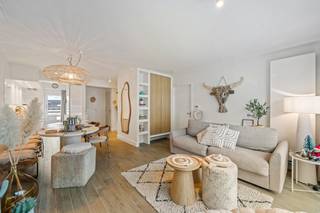 Dit luxueus afgewerkt penthouse bevindt zich op een toplocatie in het centrum van Blankenberge, op wandelafstand van de winkels en op slechts 2 minuten stappen van de zeedijk. Het appartement combineert comfort, kwaliteit en een uitzonderlijke lichtinval.<br /><br />Dankzij de twee ruime terrassen, zowel aan de voor- als achterkant, geniet u de hele dag door van zon en frisse zeelucht.<br />Binnenin vindt u een lichtrijke woonkamer met open zicht, en een volledig ingerichte keuken voorzien van alle nodige toestellen. De ruime slaapkamer is uitgerust met airconditioning voor optimaal comfort. De badkamer beschikt over een moderne douche.<br /><br />Op dezelfde verdieping beschikt het penthouse bovendien over een aparte wasruimte, wat een extra troef is voor dagelijks gebruik.<br />Het appartement bevindt zich op de 5e verdieping. Let wel: de lift gaat tot de 4de verdieping, maar er zijn nog enkele trappen te doen tot aan de ingang van het penthouse.<br /><br />Een extra troef is dat het appartement volledig bemeubeld en ingericht wordt verkocht — ideaal voor wie meteen wil intrekken of op zoek is naar een zorgeloos tweede verblijf.<br /><br /><br />Dit is de ideale woonst of tweede verblijfplaats voor wie houdt van luxe, licht en een uitstekende ligging nabij zee.