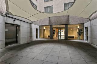 Wonen in het bruisende centrum van Brussel? Dit stijlvol gemeubeld appartement ligt op een absolute toplocatie aan de hoek van de Emile...