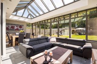 <p><span>Ontdek deze instapklare en verrassend ruime laagbouw woning - centraal gelegen - in Brasschaat. De woning combineert comfort, ruimte en een aangename indeling ideaal voor gezinnen of wie op zoek is naar gelijkvloers wonen met extra mogelijkheden boven.</span></p><p><span>Indeling:</span></p><p><span>Op het gelijkvloers betreed je de woning via de inkomhal. De lichtrijke en zeer ruime leefruimte met aangrenzende veranda (voorzien van airco) vormt het hart van de woning. De open keuken is volledig uitgerust en voorzien van alle hedendaags comfort.</span></p><p><span>Verder op het gelijkvloers vind je een eerste slaapkamer, een volledig ingerichte badkamer met inloopdouche, ligbad en dubbele wastafel, alsook een praktische garage met elektrische poort.</span></p><p><span>Op de eerste verdieping bevinden zich nog twee slaapkamers, een royale master bedroom met airco en dressing, én een handige berging.</span></p><p><span>Buitenruimte:</span></p><p><span>De woning beschikt over een aangename en goed onderhouden tuin met tuinhuis, perfect voor ontspanning of tuinliefhebbers. Vooraan is er een oprit met parkeermogelijkheid.</span></p><p><span>Troeven:</span></p><ul><li><span>4 slaapkamers, waarvan 1 op het gelijkvloers</span></li><li><span>Airco in leefruimte én master bedroom</span></li><li><span>Ruime leefruimte met veranda</span></li><li><span>Garage met elektrische poort</span></li><li><span>Instapklaar</span></li></ul><p><span>Mis deze kans niet en kom deze veelzijdige woning zelf ontdekken! Contacteer ons voor een bezoek.</span></p>