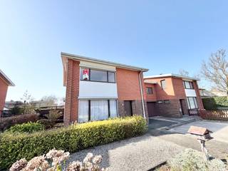 In een rustige en kindvriendelijke wijk, op het einde van een doodlopende straat, bevindt zich deze ruime halfopen bebouwing. De woning werd...