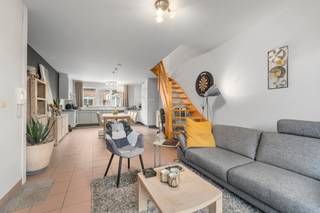 e koop: opbrengsteigendom in het centrum van Lebbeke, op wandelafstand van het treinstation en openbaar vervoer.
<p>Dit gesloten gebouw, gerenoveerd in 1993, biedt een unieke investeringskans met vier instapklare appartementen, elk voorzien van een eigen terras. De grote gemeenschappelijke tuin vormt een groene ontmoetingsplek voor bewoners, terwijl de aanwezigheid van vier garages en extra staanplaatsen het comfort aanzienlijk verhoogt. Dankzij de centrale ligging zijn winkels, scholen en openbaar vervoer vlot bereikbaar.</p>
<p>Belangrijkste ruimtes:<br />• Vier appartementen (93 m², 85 m², 93 m², 74 m²) met functionele indeling en terras.<br />• Zeven slaapkamers verspreid over de appartementen.<br />• Grote gemeenschappelijke tuin.<br />• Vier garages en bijkomende staanplaatsen.</p>
<p>Troeven:<br />• Grote gemeenschappelijke tuin.<br />• Vier garages en extra parkeerplaatsen.<br />• Vier instapklare appartementen met terrassen.</p>
<p>Neem vandaag nog contact op met je ERA-makelaar voor een bezoek. JOUW DROOMOPBRENGSTEIGENDOM. ZO GEVONDEN!</p>
