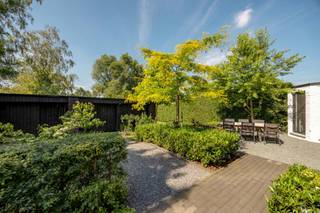 <strong><span>Instapklare energiezuinige halfopen bebouwing met 4 à 5 slaapkamers op 900m²</span></strong><br />
<p>Deze ruime en verzorgde halfopen bebouwing met mooie tuin biedt een ideale combinatie van comfort, ruimte en functionaliteit. Dankzij de recente aanbouw uit 2022 geniet de woning van extra ruimte en een eigentijdse uitstraling.<br /><br />Inkomhal op tegelvloer, voorzien van een praktische vestiaire. <br />De lichtrijke woonkamer (35m²) in L-vorm met gezellige zithoek beschikt over de mogelijkheid om een open haard te plaatsen. Aansluitend bevindt zich de volledig ingerichte keuken, uitgerust met een kookeiland met 5-pits gasvuur en dubbele spoelbak, dampkap, combi hetelucht-/microgolfoven, vaatwasser, koelkast en ontbijthoek. Toegang naar de kelder.</p>
<p>Naastgelegen bevindt zich een wasplaats/berging met ingemaakte kast, een gastentoilet en rechtstreekse toegang tot het terras en de tuin.</p>
<p>Op de eerste verdieping geeft de nachthal op parket toegang tot vier volwaardige slaapkamers, eveneens afgewerkt met parket. De masterbedroom beschikt bovendien over een aparte dressing. De ruime badkamer is volledig ingericht met een ligbad, dubbele lavabo in meubel, comfortabele inloop-regendouche en handdoekradiator. Daarnaast is er een afzonderlijk toilet.</p>
<p>Via een vaste trap bereikt u de zolderverdieping, waar een ruime zolderkamer op plankenvloer perfect kan worden ingericht als vijfde slaapkamer, hobbyruimte of thuiskantoor.</p>
<p>Buiten geniet u van een mooi aangelegde tuin met veel privacy, een carport en een afzonderlijk garagegebouw (44m²) dat eveneens dienst kan doen als fietsenberging of extra opslagruimte.</p>
<p><span>Extra:<br /></span>* CV op gas 2023<br />* Regenwaterput met aansluiting op toiletten en buitenkraantje<br />* Nieuwbouwgedeelte en garagegebouw 2022<br />* EPC B<br />* Elektriciteit vernieuwd (wordt conform afgeleverd)<br />* Kelder<br />* Zonnepanelen</p>
<p>De woning is uitstekend gelegen in een parallelweg langs de Turnhoutsebaan in Schilde, met een vlotte verbinding naar Antwerpen en de omliggende gemeenten. Winkels, supermarkten, scholen, openbaar vervoer en diverse horecazaken bevinden zich in de onmiddellijke omgeving.</p>
<p>Deze ruime gezinswoning is de ideale keuze voor wie op zoek is naar een recent gerenoveerde energiezuinige woning, een zonnige tuin en een uitstekende bereikbaarheid in het geliefde Schilde.<br /><br />Stedenbouwkundig uittreksel in aanvraag.</p>