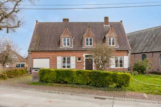 Deze charmante woning, gelegen aan de Kastanjestraat 28 in Geraardsbergen, werd gebouwd in 1978 en beschikt over een bijzonder solide constructie met veel potentieel. Bij binnenkomst komt u in een ruime, open hal die meteen een gevoel van licht en ruimte geeft. Aan weerszijden bevinden zich veelzijdige ruimtes die perfect dienst kunnen doen als kantoor, praktijkruimte of gezellige eethoek. Op de begane grond is ook een gastentoilet aanwezig.

De gerenoveerde keuken biedt alle moderne gemakken en loopt naadloos over in de ruime woonkamer, die dankzij de aangrenzende veranda baadt in natuurlijk licht en een aangename verbinding met de tuin creëert. De woning beschikt tevens over een ruime garage en een praktische kelder, die extra opslagruimte biedt.

De bovenverdieping beschikt over maar liefst vijf ruime slaapkamers en een badkamer, ideaal voor grotere gezinnen of voor wie behoefte heeft aan extra werk- of hobbyruimte.

Deze charmante woning is gelegen op een rustige locatie en biedt een aangename woonomgeving, terwijl ze toch gemakkelijk bereikbaar is. De verwarming werkt op aardgas en met een EPC-score van C biedt de woning een energiezuinige basis. Hoewel de woning wel wat lichte modernisering kan gebruiken, biedt ze de perfecte kans om een karaktervolle woning te creëren die volledig is afgestemd op uw eigen smaak.