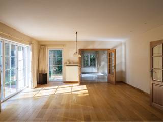 <strong>Vrijstaande villa (BJ 2001) met onder meer 6 slaapkamers, 2 badkamers en een ruime inpandige garage, gelegen in het gegeerde Sint-Denijs-Westrem.</strong><br /><br />Hier woont u in een residentiële woonwijk, aan het einde van een doodlopende straat in Sint-Denijs-Westrem. De groene omgeving en het beperkte lokale verkeer zorgen voor een aangename woonomgeving, terwijl Gent-Sint-Pieters, het stadscentrum en de belangrijkste invalswegen vlot bereikbaar zijn. Winkels, scholen en dagelijkse voorzieningen bevinden zich bovendien op fietsafstand.<br /><br />Deze vrijstaande villa (378 m²) is bijzonder ruim en praktisch ingedeeld en leent zich uitstekend voor een groot gezin of voor wie wonen en werken op een comfortabele manier wil combineren.<br /><br />Op de benedenverdieping bevinden zich onder meer een ruime inkomhal met gastentoilet en vestiaire, een royale leef- en eetruimte met zicht op de tuin en een volwaardige leefkeuken. Verder is er een praktische wasplaats, toegang tot de kelder en een slaapkamer met en-suite badkamer. Een ruime dubbele garage maakt deze verdieping compleet.<br /><br />Op de bovenverdieping bevinden zich vijf ruime slaapkamers en een tweede badkamer. De zolder strekt zich uit over de volledige lengte van de woning en biedt bijzonder veel extra bergruimte.<br /><br />De woning is asbestveilig en beschikt over een gunstig EPC van 208 kWH/ m² jaar. <br /><br /><strong>Kortom, een interessante opportuniteit voor wie op zoek is naar een ruime en praktisch ingedeelde villa in Sint-Denijs-Westrem, met een vlotte bereikbaarheid richting Gent en de belangrijkste invalswegen.</strong>